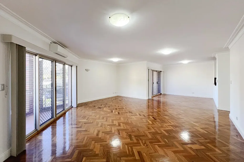 QUIET PRIVATE RESIDENCE IN A GREAT LOCATION AND WITH A HUGE FLOORPLAN
