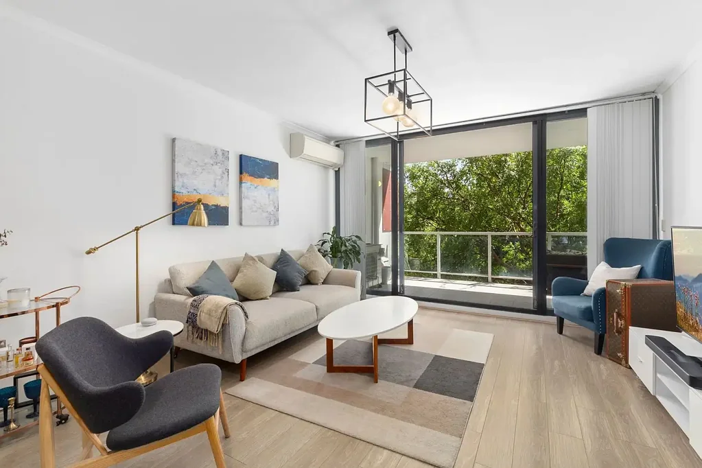 FULLY FURNISHED-Luxury & Sunshine Combine In This Impressive Apartment