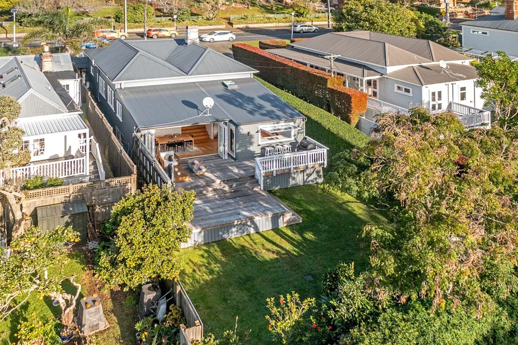 Devonport 4房  VENDOR MOVES ON WITH NEW PROJECT...