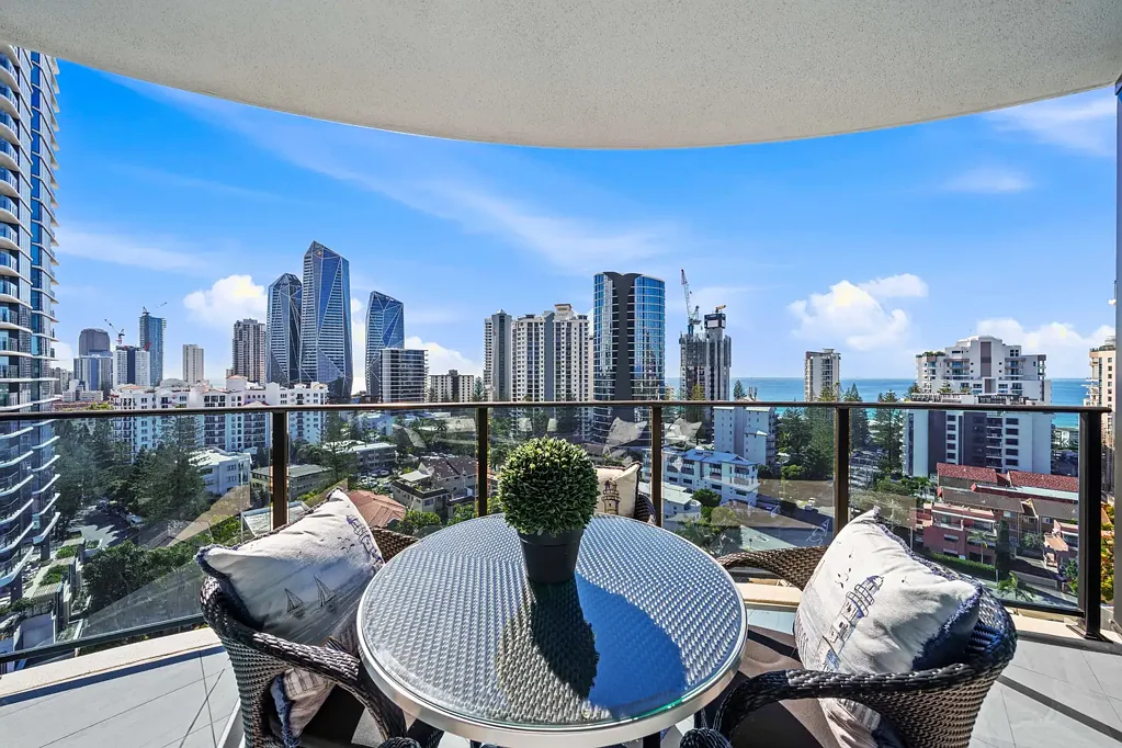 Broadbeach 3Moenga Bespoke Beachside 3 Bedroom