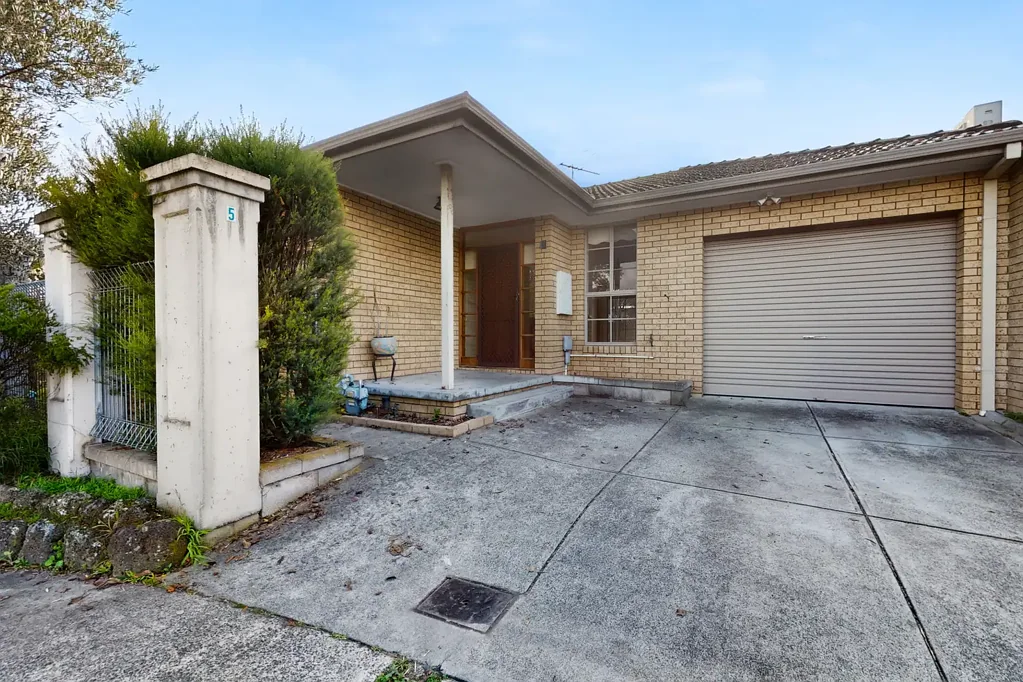 Spacious 3-Bedroom Unit in the Heart of Oakleigh