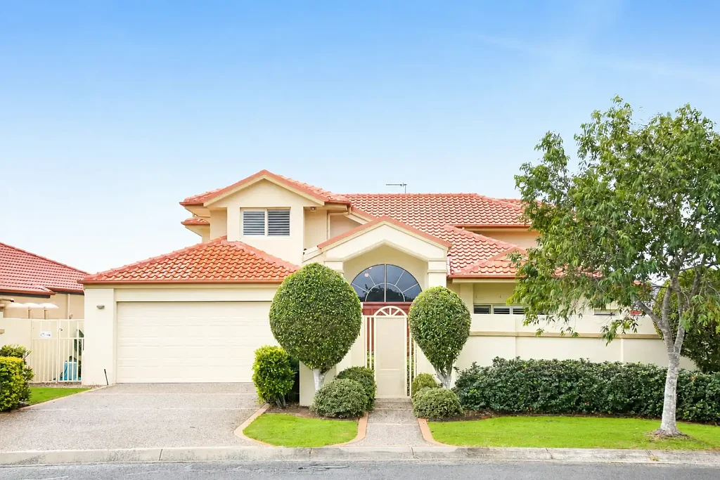 Benowa 4침실 Growing Family?  This Home Has the Space You Need