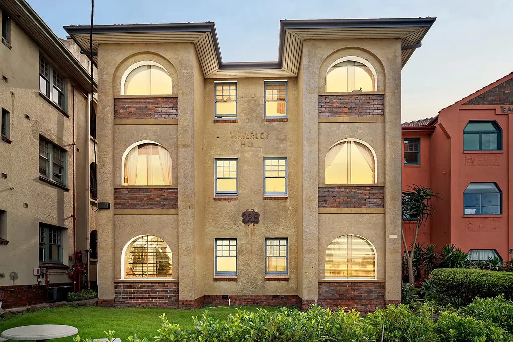 St Kilda 2 Bedroom Deco character, mansion scale, beach opposite