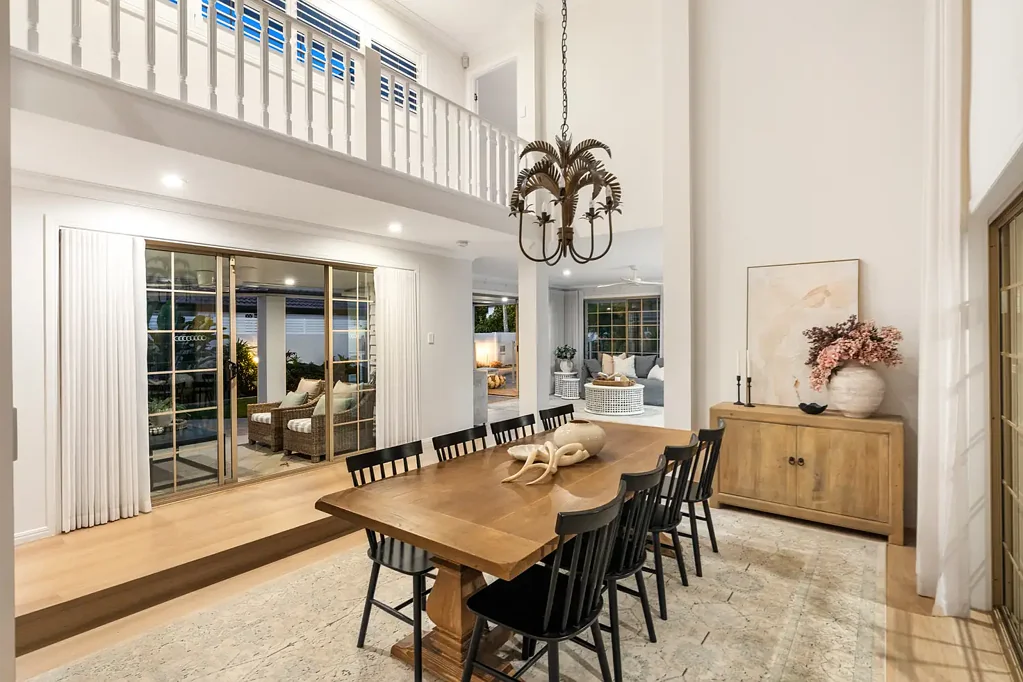 Benowa 4Phòng ngủ Immaculately Renovated Family Retreat in a Prestigious Benowa Waters Setting on 840m2