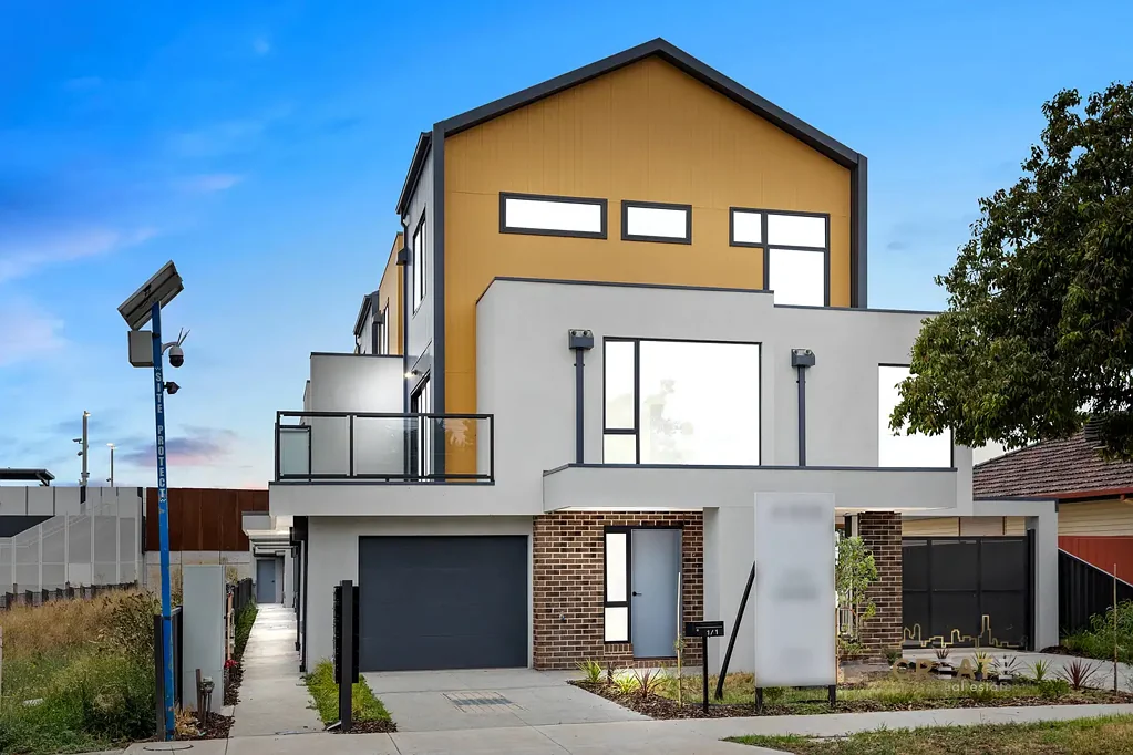 Deer Park 3 Bedroom OPPORTUNITY KNOCKS! BRAND-NEW TOWNHOUSES WALK TO DEER PARK TRAIN STATION!