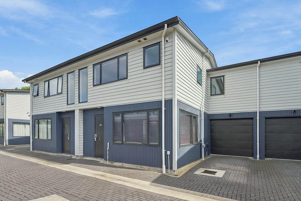 Henderson 4 Bedroom CATCH THE TRAIN TO DOWNTOWN AUCKLAND