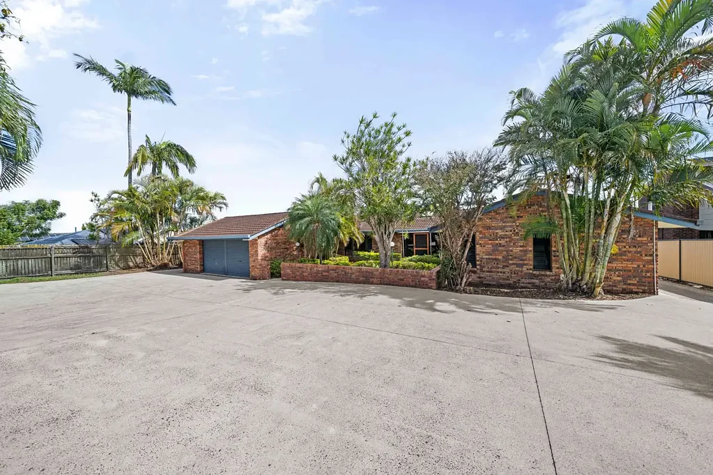 Rochedale South 5 Bedroom Massive block & 4-bay shed close to the city