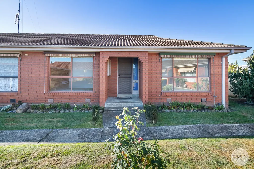 TIDY TWO BEDROOM FLAT IN SEBASTOPOL