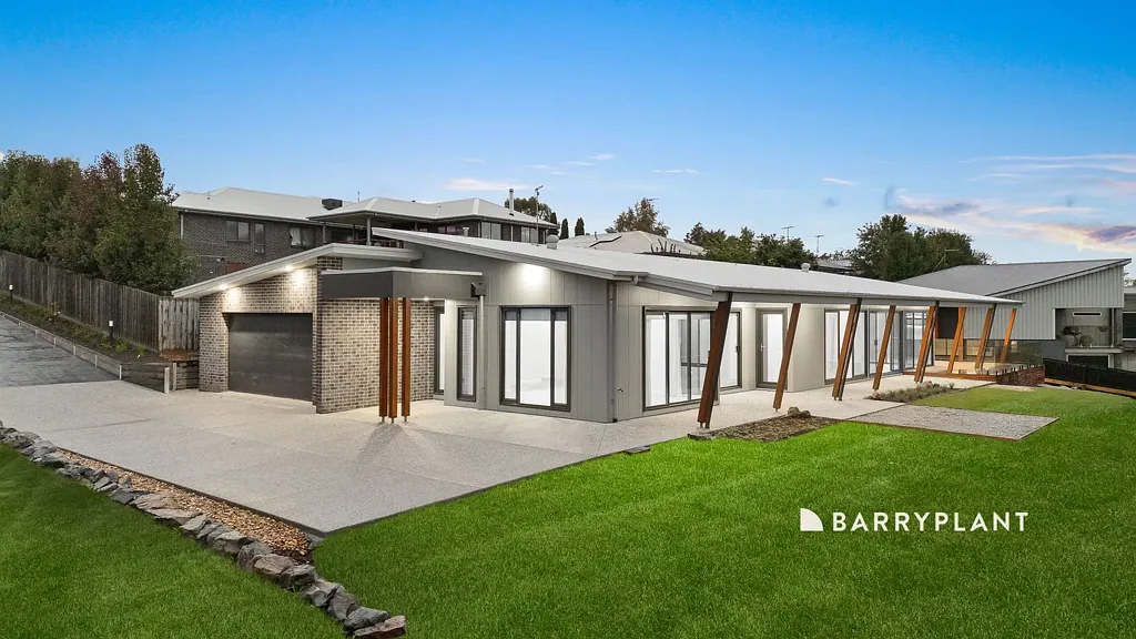 Warragul 4 Bedroom Architectural Elegance with Stunning Views and Premier Location