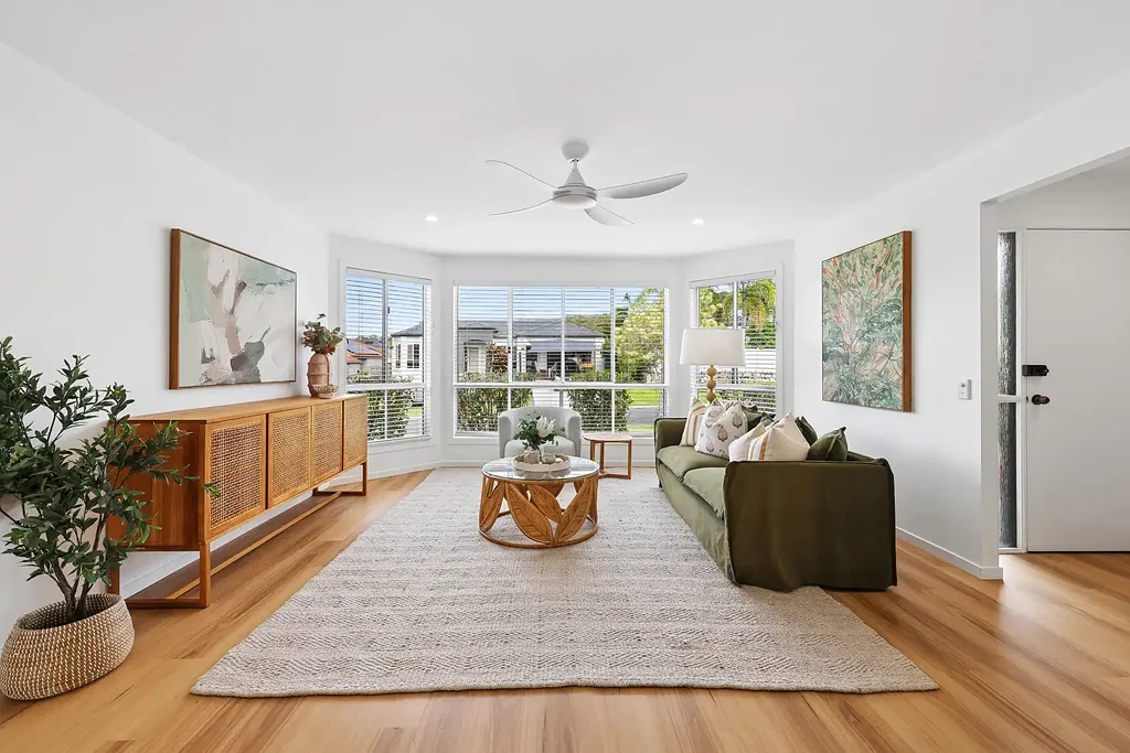 Mudgeeraba 4房  Renovated Family Retreat with Expansive Backyard & Prime Location