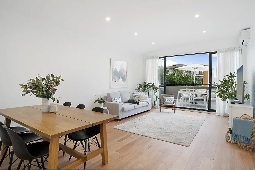 Dee Why 2房 全景海景视野 CaesarStone厨房 Bosch电器 顶层安全公寓 步行至海滩 商圈 公园旁 Penthouse-level with ocean views on the cusp of the town centre
