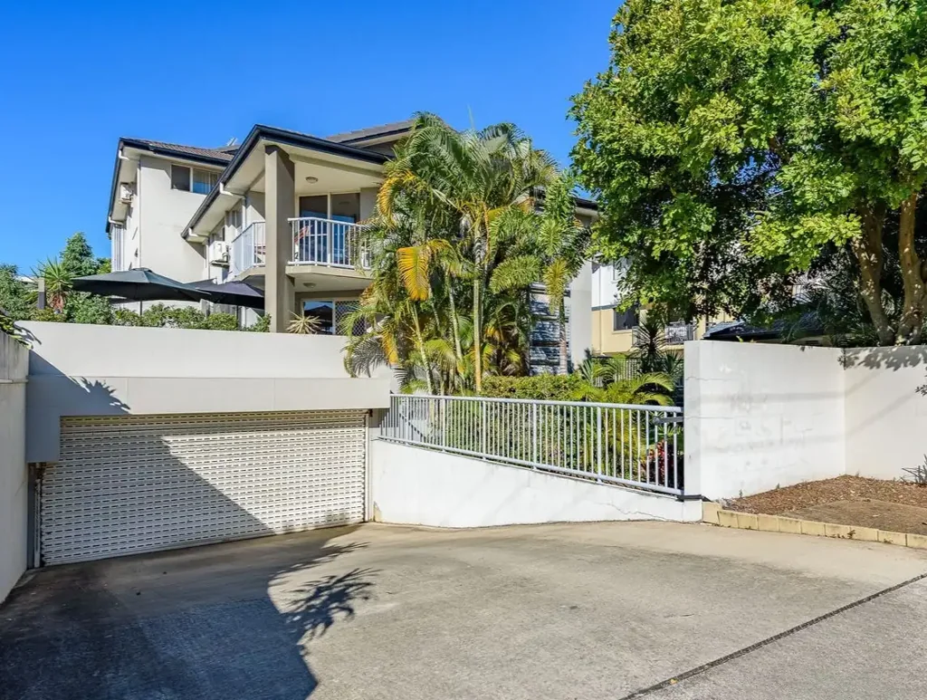 Top-Floor Coastal Living - Spacious Apartment Just 200m from the Broadwater!