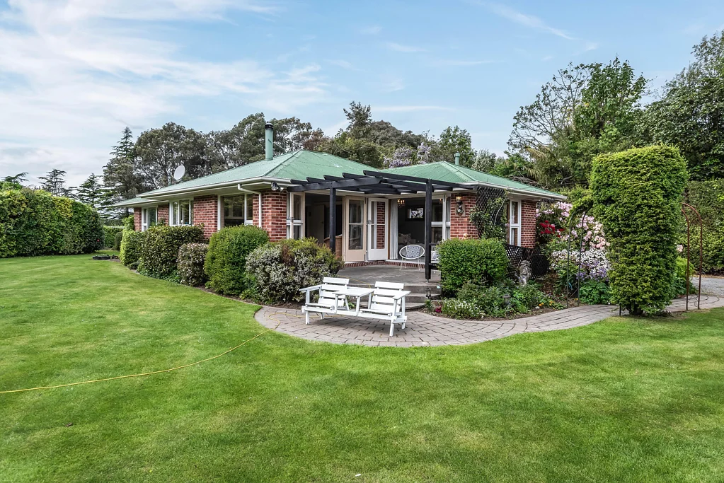 Harewood 3房  Country Living in the City, As Rare as Hens Teeth!