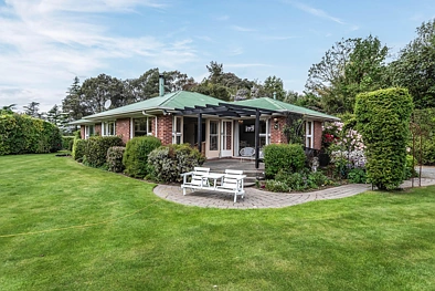 Harewood 3房  Country Living in the City, As Rare as Hens Teeth!