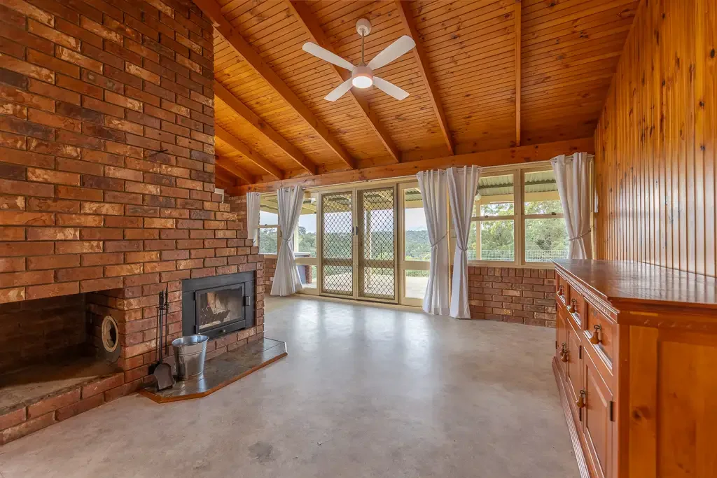 RELAXED FAMILY LIVING, ONLY 12 MINUTES TO TOWN!