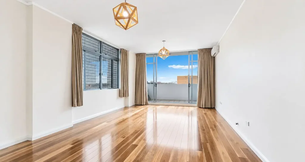 Maroubra 2房 时尚错层式住宅，坐拥北向城市美景 Stylish Split-Level Living with North Facing City Views