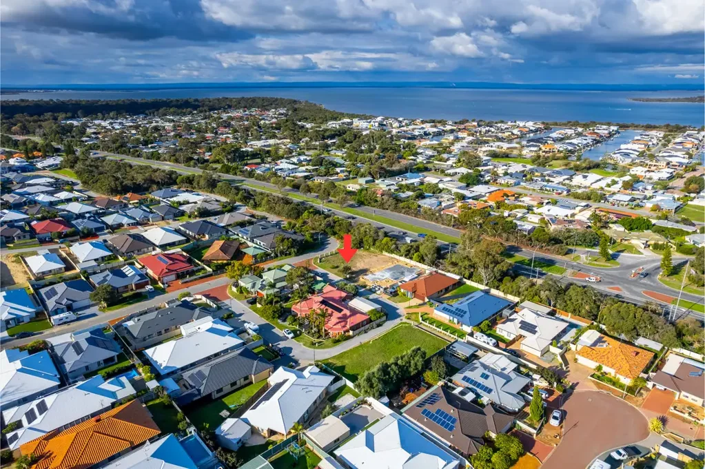 2 Royal Crescent, Wannanup, WA 6210
