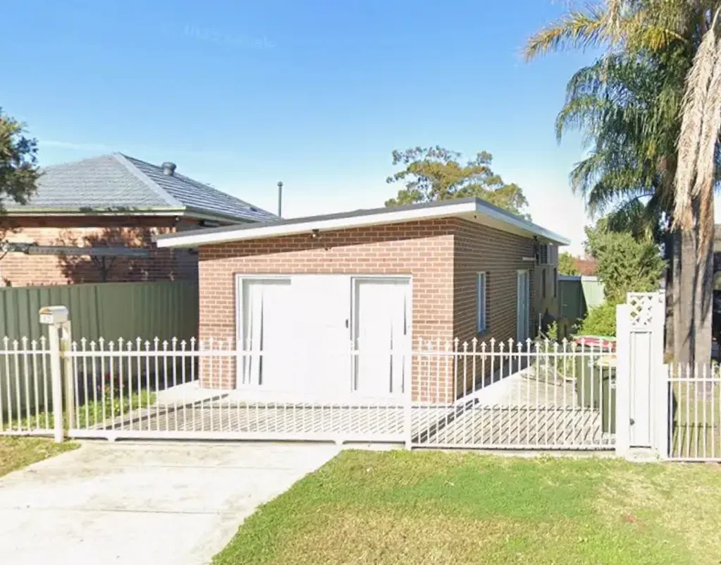 Detached granny flat with street-frontage !