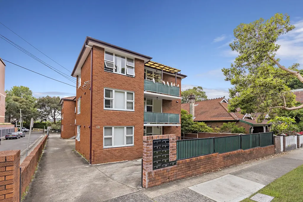 2 BEDROOM UNIT, 1 BATH, 2 CARSPACE WITH COURTYARD