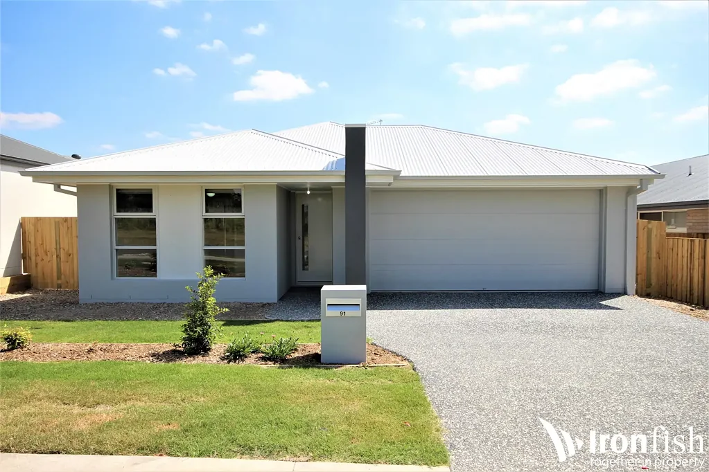 Near new home in fast growing estate in Park Ridge with 2 living areas.