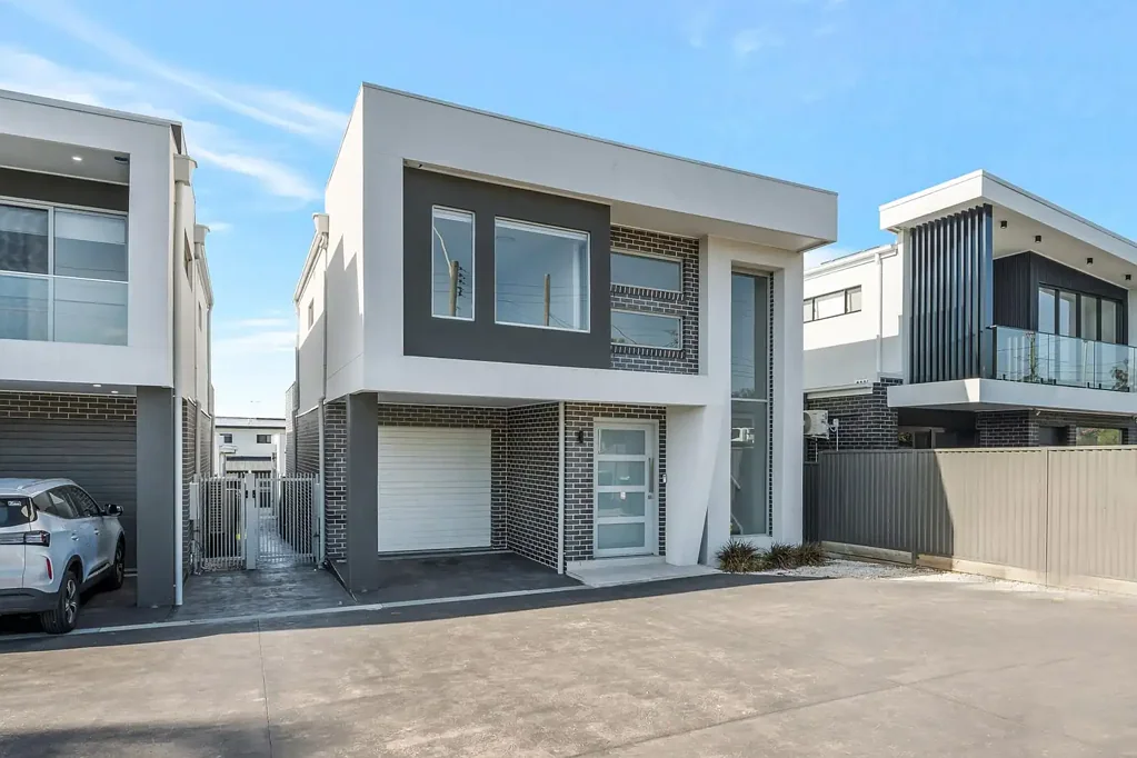 Smithfield 7ห้องนอน Exceptional Dual-Income Opportunity in the Heart of Smithfield