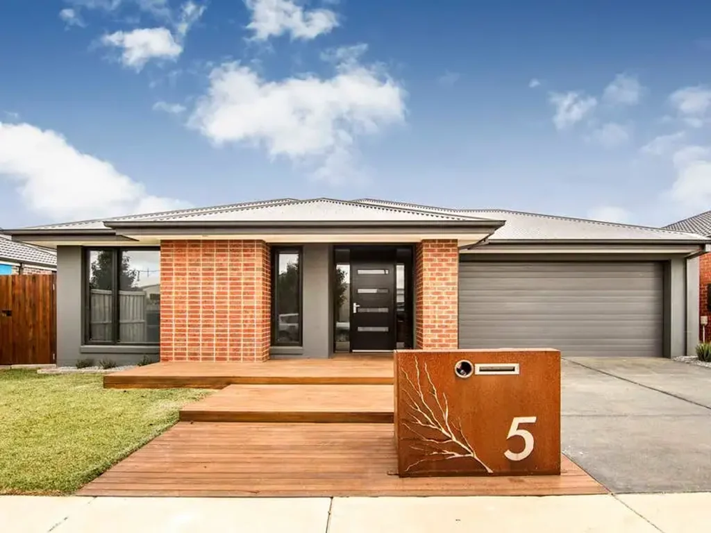 Stylish, established home With Club Armstrong included!