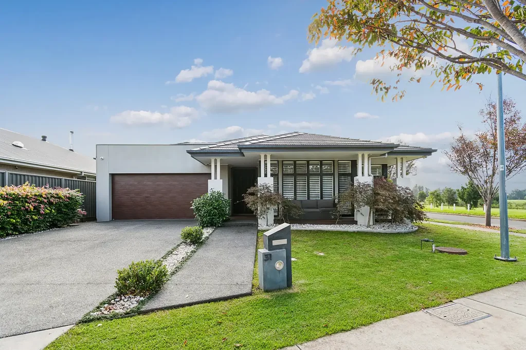 Calderwood 4 Bedroom Entertainer's Dream on a Spacious Corner Block