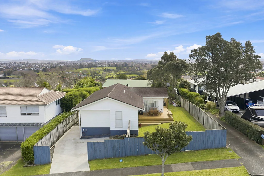 Botany Downs 3房  618m² Freehold – Unlock the Potential!