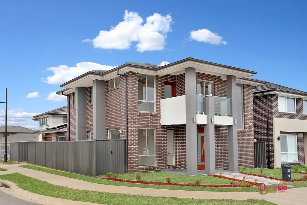 A LUXURIOUS FAMILY HOME !