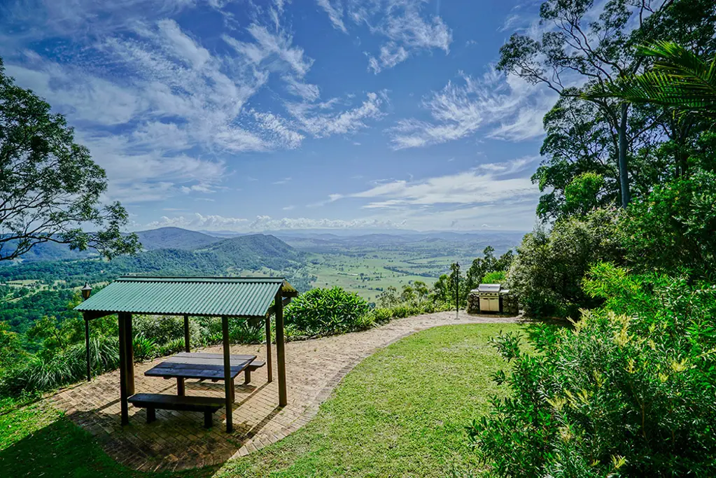 Vacy Spectacular Views - Amazing Property!