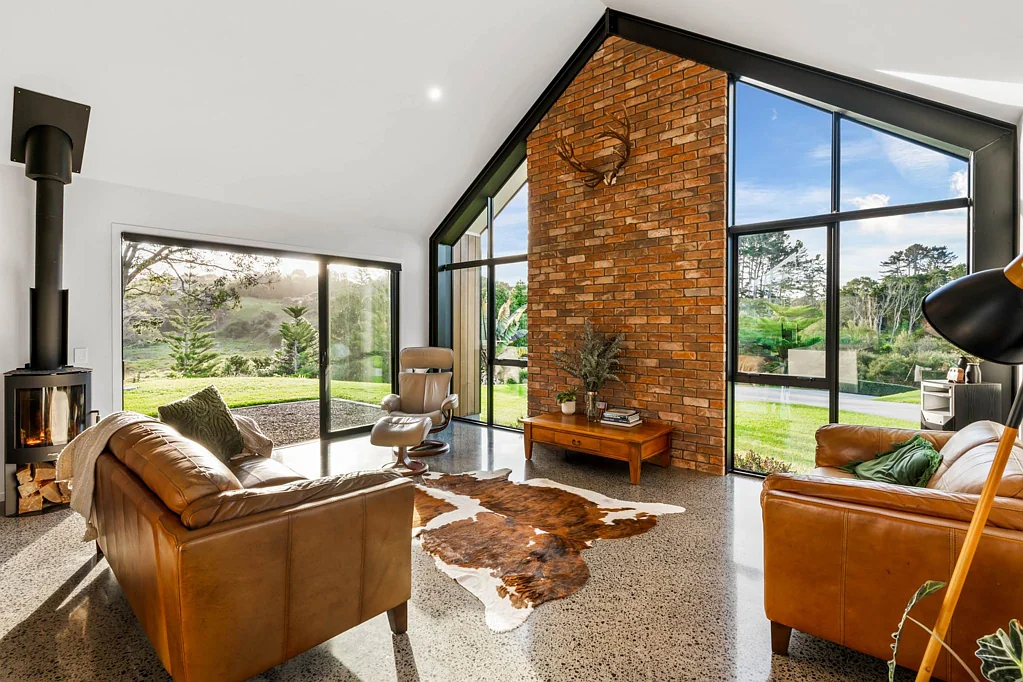 Helensville 3房  Private, Polished & Near-New