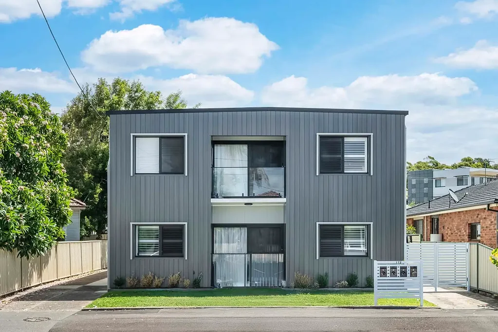 Broadmeadow 8房  Seize the Opportunity. Totally Refurbished Apartment Block in Prime High Growth Location