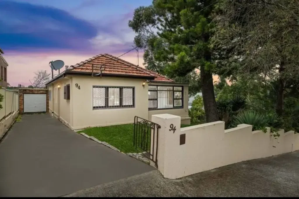 Freshly Renovated 3 Bedroom Home + Study 2min Walk to Station