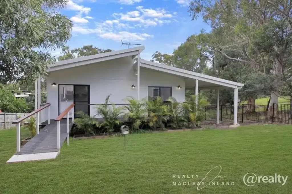Macleay Island 3 Bedroom Brand-New Ultra-Modern 3-Bedroom Home