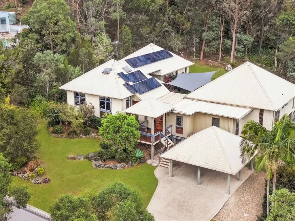 Springwood 6Kwarto “TRANQUIL EXECUTIVE LIVING on ½ ACRE with GRANNY FLAT”