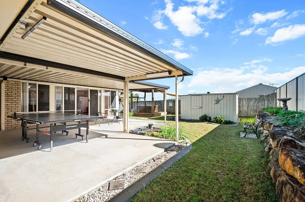 Electric Gates and a Spa - what more could you want!
