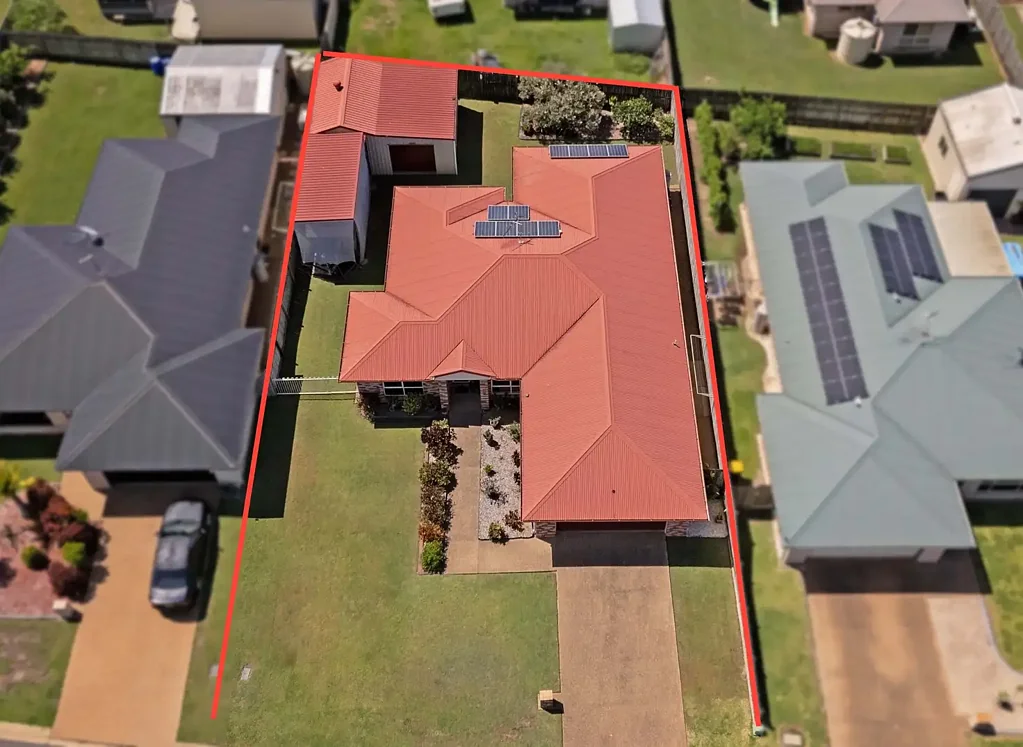 Thabeban 4房  Immaculate Family Home with 2 Living Areas, 5 Car Accom + Solar!