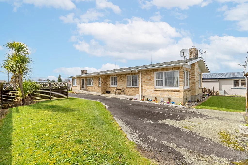 Matamata 2 Slaapkamer Opportunity knocks - buy one or buy both!