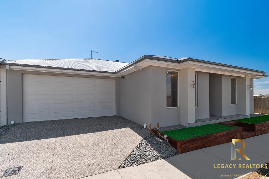Tarneit 4Kwarto Brand New Custom Built Abode/ Park Facing/ Double Master-bedrooms/ Supreme Upgrades/ Full Turn key/ Close to all the amenities. 10k FHOG Eligible**
