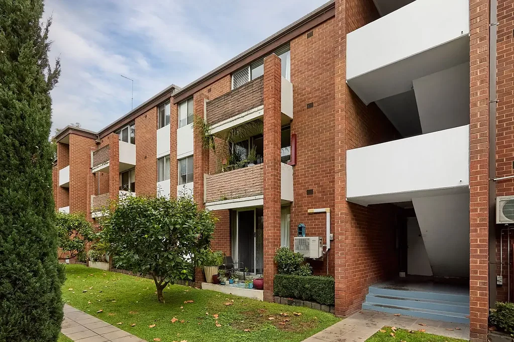 North Melbourne 2房 绿树成荫角落 采光充足二居 独立厨房储物 邻近咖啡馆市场 大学医院便捷 Where City Convenience Meets Leafy Serenity
