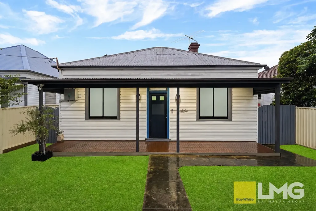 Lidcombe 4 Slaapkamer 4-BEDROOM HOME POSITIONED ON A LARGE PARCEL OF LAND