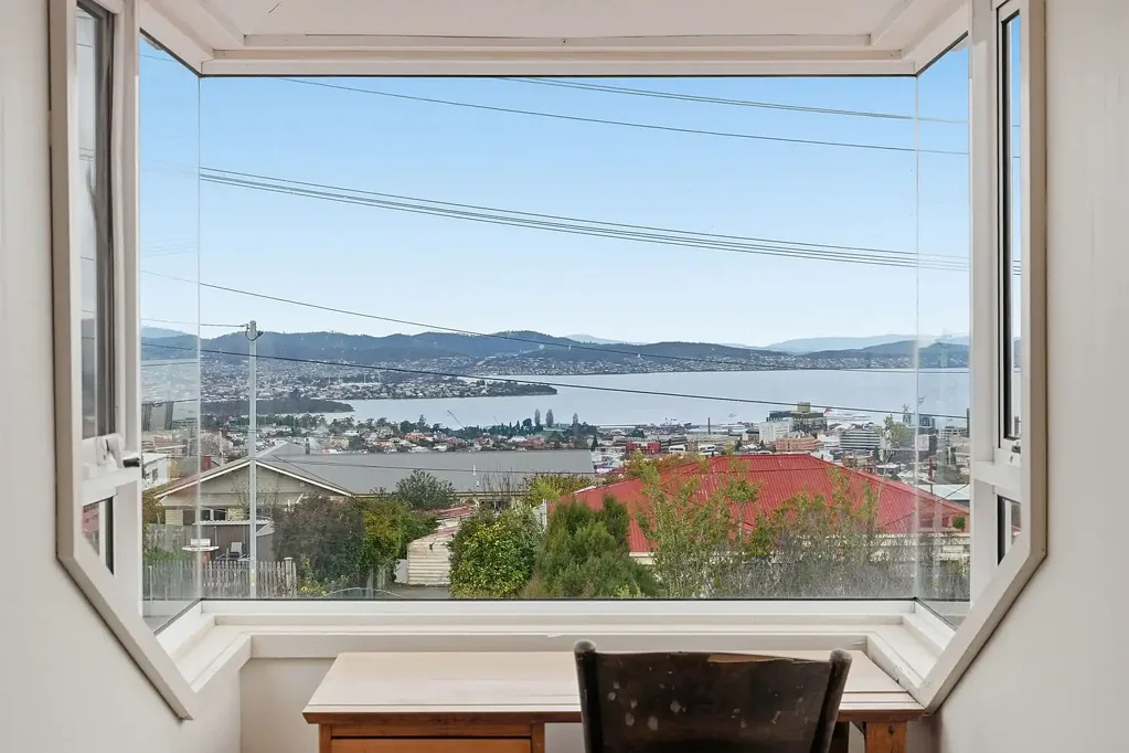 Mount Stuart 3房  Federation Charm with City & Water Views