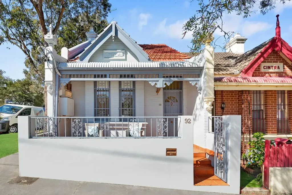 Bondi Junction 3房 位于理想街角位置的迷人光线充足半独立式住宅 Charming Light Filled Semi Detached Home On A Desired Corner Position