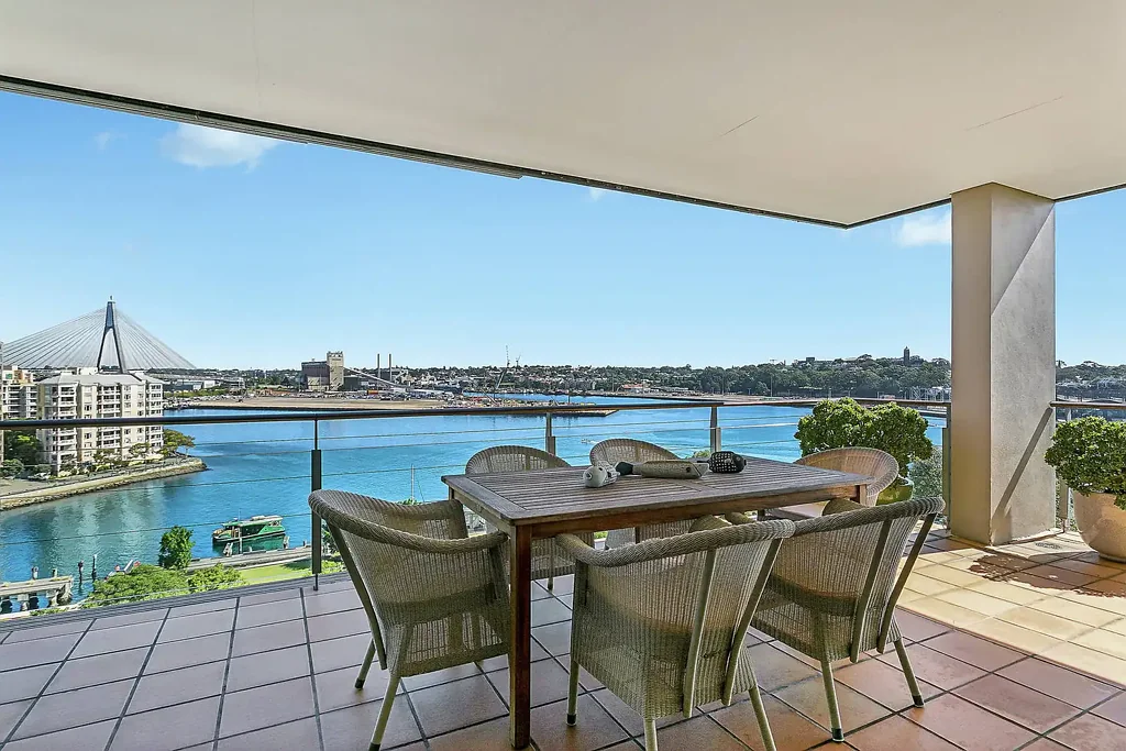 Pyrmont 3房 七楼宽敞公寓 235㎡西北朝向 海港景观 充足采光 三卧两卫 两车位 储物空间 水岸区公园环绕 Oversized ‘Quay Point’ sub-penthouse with elevated outlook