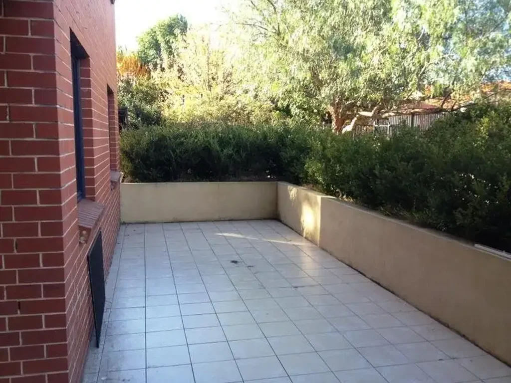 Spacious and Private Courtyard Apartment **Enter from Franklyn Street**