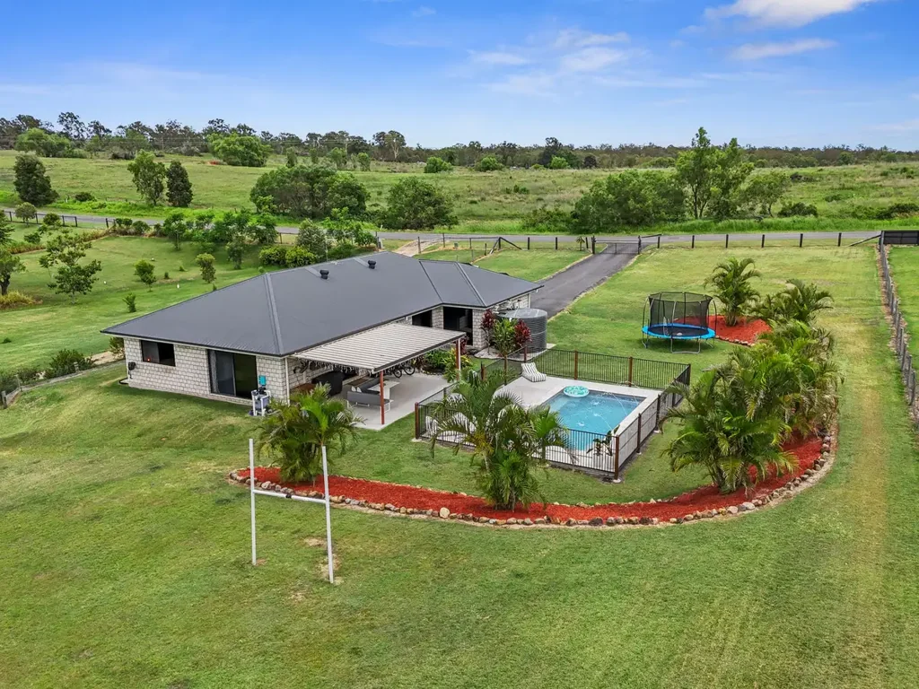 Regency Downs 4Habitaciones Immaculate Family Home on Elevated 4,416m2* Block - Premium Acreage Living