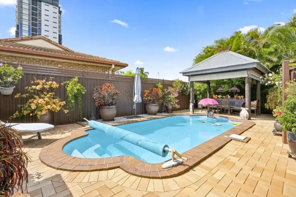 Southport 2 Bedroom BEAUTIFULLY POSTIONED DUPLEX WITH POOL CLOSE TO EVERTHING