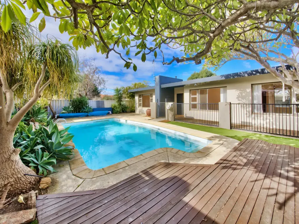 Yokine 3房  JUST LISTED - Street Front Home!
