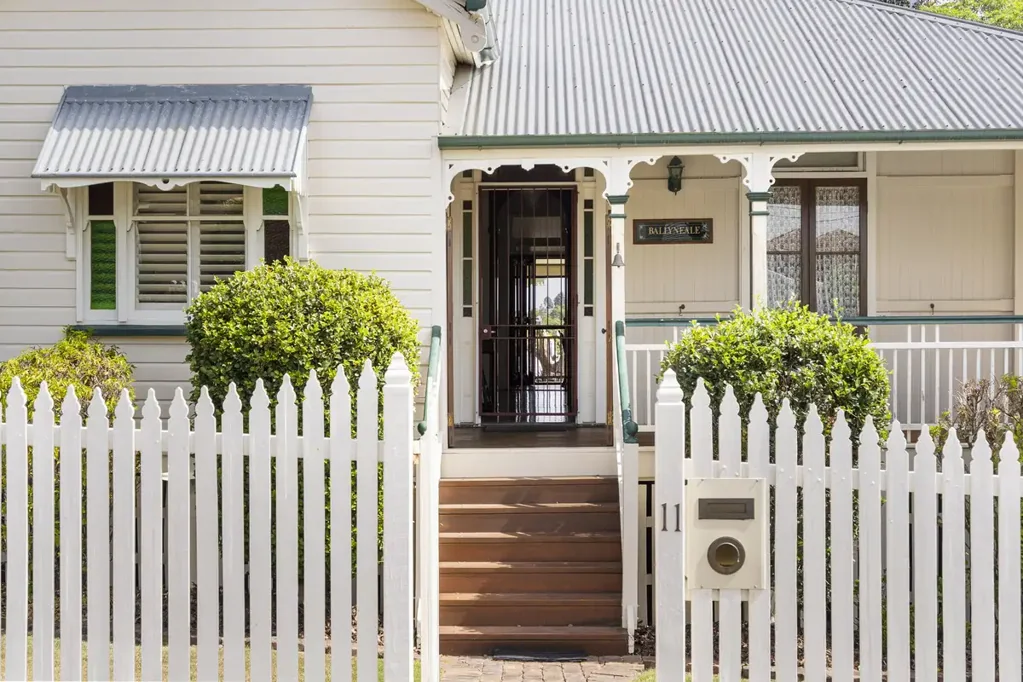 Newtown 4બેડરૂમ Timeless Queenslander Charm with Pool, Dual Living & Versatile Family Appeal on 1,012m²