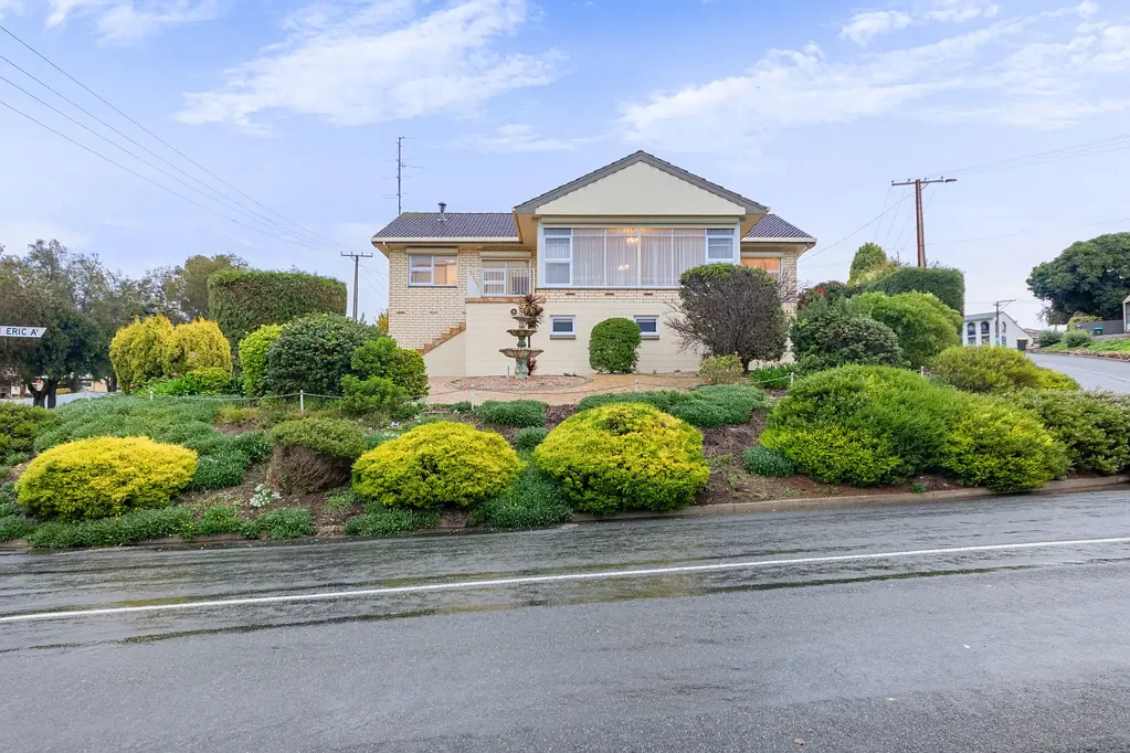 Port Lincoln 3房  Elevated corner home with stunning outlook & versatile living